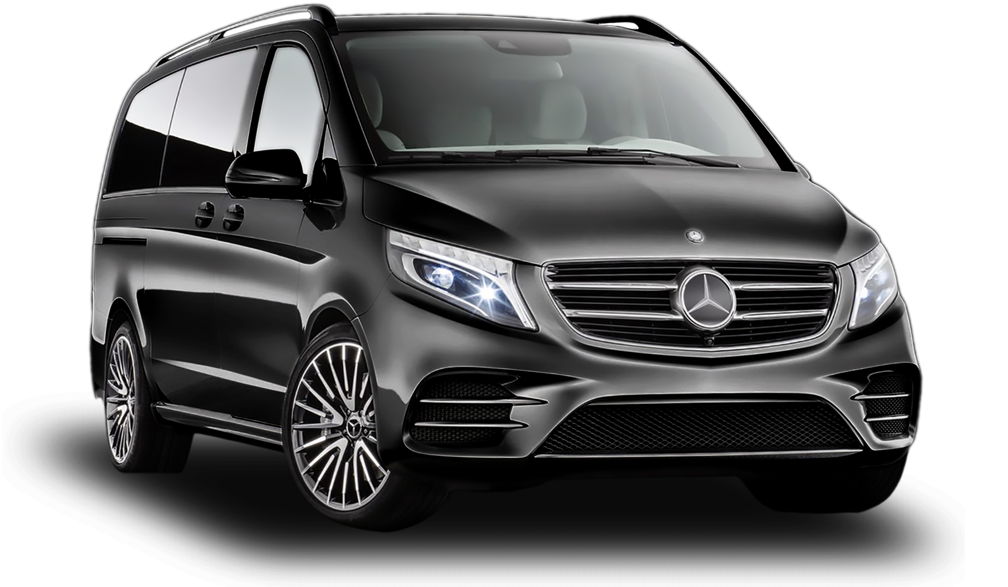 Czarny Mercedes Vito na przezroczystym tle, ujęcie od frontu z lekkim skosem; widoczne charakterystyczne reflektory LED, duża chromowana atrapa chłodnicy i eleganckie felgi.