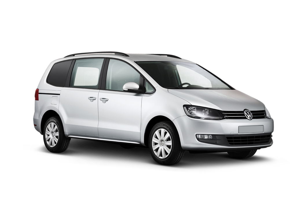 Srebrny Volkswagen Sharan widoczny z przodu pod kątem, na przezroczystym tle; duży, rodzinny van z przesuwanymi tylnymi drzwiami i charakterystycznym grillem VW.